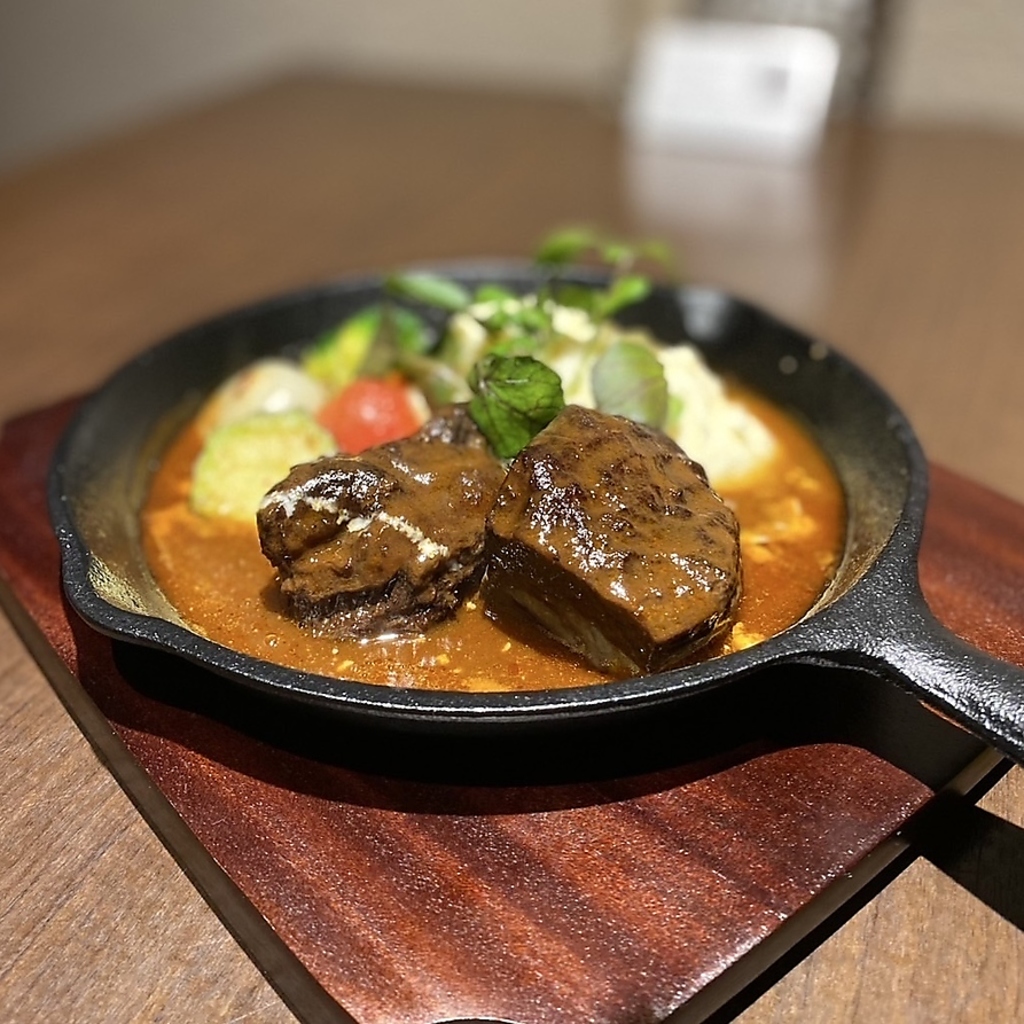お仕事帰りのお食事から宴会や2次会の貸切まで幅広く対応。皆様で楽しいひとときをお過ごしください