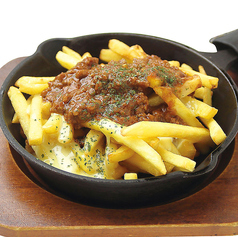 フライドポテトのピリ辛ミートチーズ