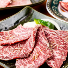 旨味あふれるジューシーカルビを塩やタレで堪能、炭火で香ばしく焼き上げる逸品の写真
