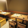 テーブル席は6名様から半個室として利用できます。最大8名様まで利用可能です。宴会や仲間との集まりに適し、ゆったりと過ごせます。落ち着いた雰囲気で、食事やお酒をゆっくり楽しみたい方にも好評です。会食にも便利です。