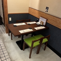 4名様でご利用できるテーブルをそれぞれ2卓ご用意。2卓合わせて最大8名様までご利用可能ですので、小規模なグループ宴会などに最適です。