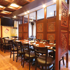 接待や会社の宴会でも利用可能なテーブル席