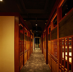 2Fフロアの個室貸切利用も承っております。16名様以上から個室貸切のご相談が可能ですので、周囲を気にせず身内だけで盛り上がりたい大規模な集まりに最適。最大24名様まで収容でき、スムーズな宴会進行をお手伝いいたします。詳細な人数やご予算については、お気軽にお電話ください。