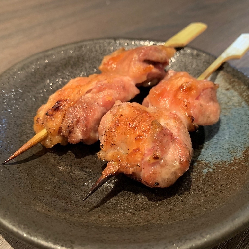 日本三大地鶏の一つ、熊本あか鶏もも。ジューシーさと旨味極まる至高の串。