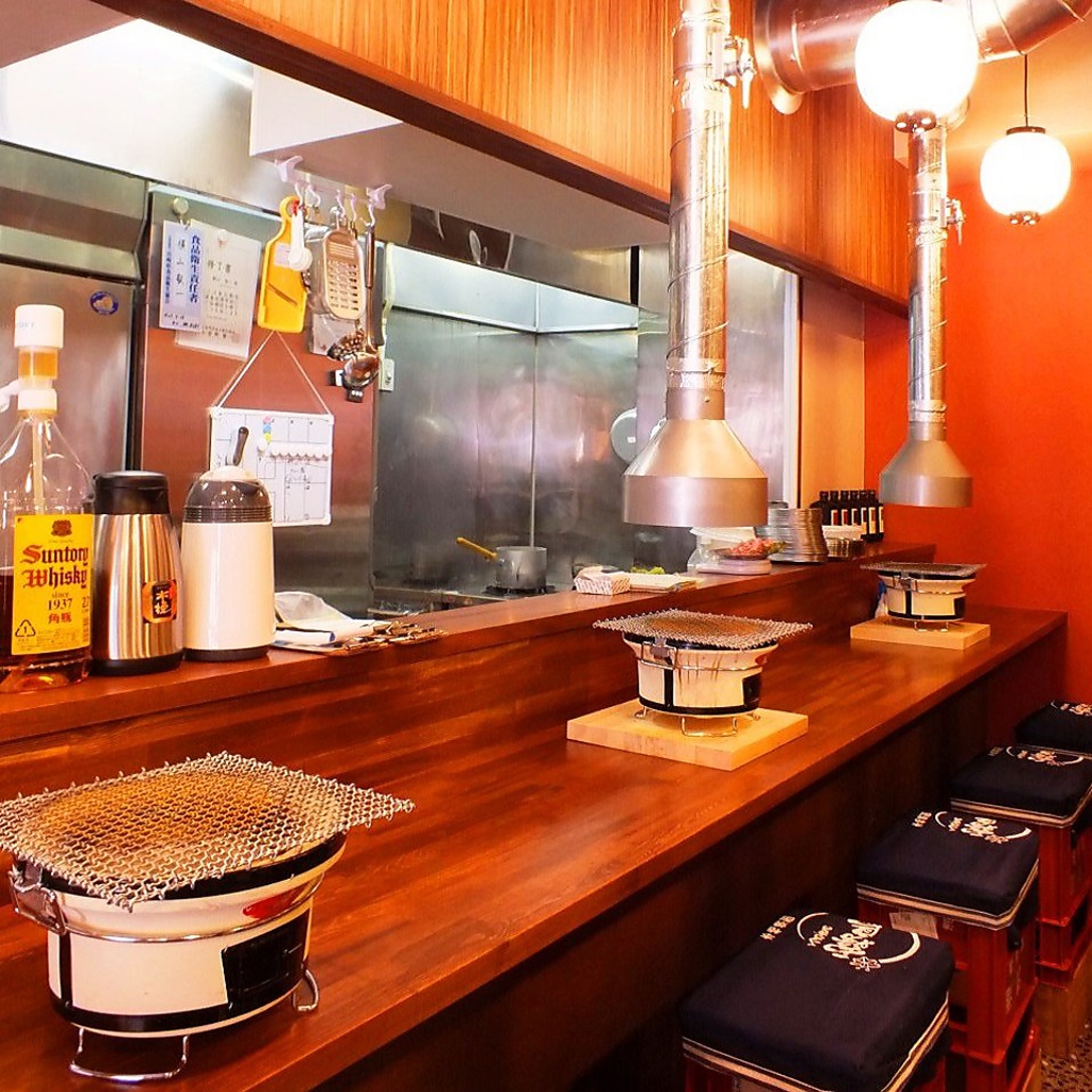 左手にはカウンターが１０席☆今日の特に新鮮おすすめ部位をスタッフにコソっと聞いてみたり…