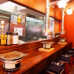 左手にはカウンターが１０席☆今日の特に新鮮おすすめ部位をスタッフにコソっと聞いてみたり…