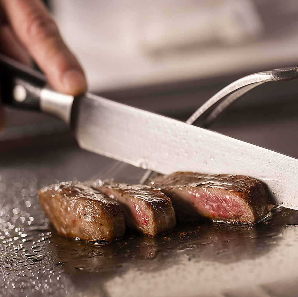 こだわりシェフが、豪快に丁寧にアツアツの鉄板でジューシーに焼き上げます。