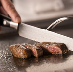 こだわりシェフが、豪快に丁寧にアツアツの鉄板でジューシーに焼き上げます。