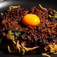 常連が必ず頼む！ピリ辛と卵が絶妙な「名物 台湾焼きそば」の写真