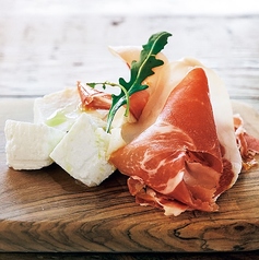 今日はこれ生ハムとチーズの盛り合わせ