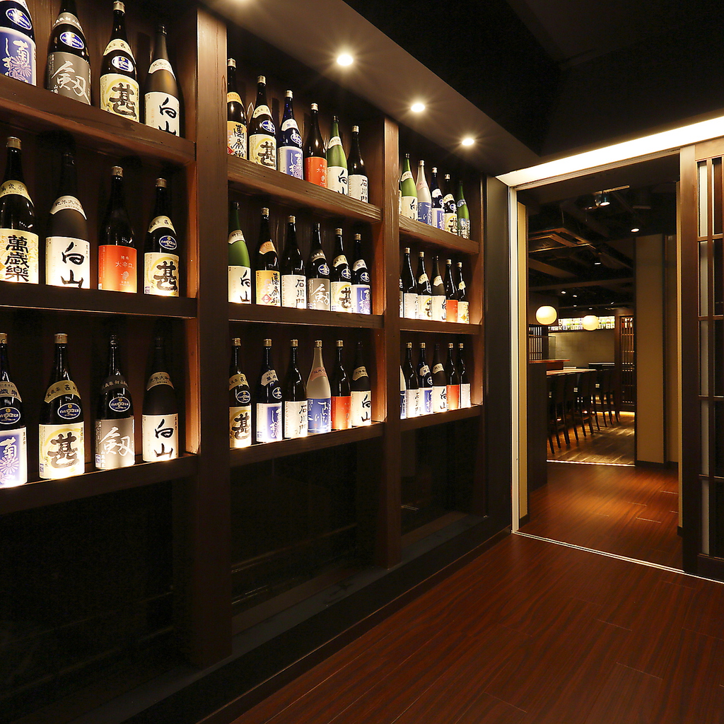 お店に入ると、地酒をメインに多数取り揃えた日本酒がお出迎え。食事への期待に胸が膨らみます。