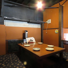 個室風の座敷テーブルは、プライベート感を大切にした特別な空間です。テーブルには十分な広さがあり、ゆったりとした時間を過ごせるため、友人や家族との会話も弾みます！