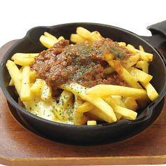 フライドポテトのピリ辛ミートチーズ