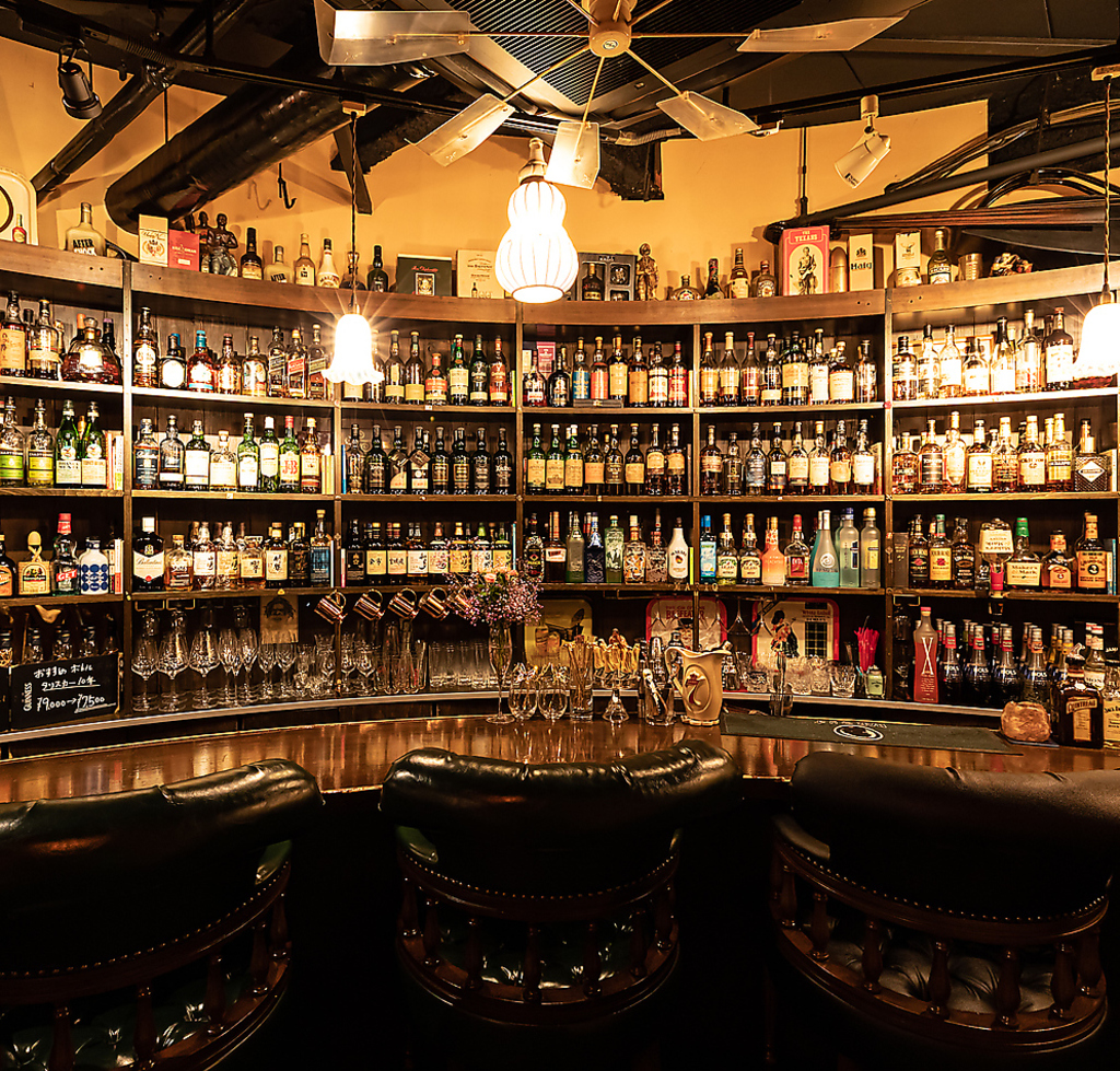 カウンター奥のお酒の種類は圧巻です！総席数40席完備！ご宴会最大50名様までOK！20名様以上で貸切◎