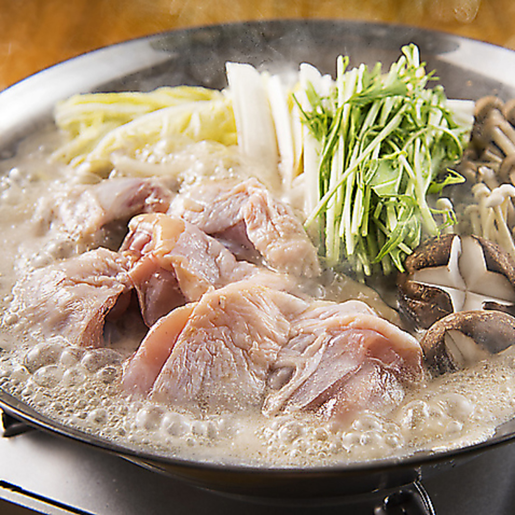 特製出汁で味わう水炊き鍋は絶品！厳選素材の旨味が溶け込んだ、心温まる逸品をぜひご堪能ください。