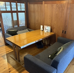 古民家ならではの木の温もりに、ゆったりと沈み込めるソファが調和し、まるで隠れ家で寛ぐような贅沢な時間を演出します。ソファでゆったり景色を眺めながら心ゆくまでリラックス。日常を忘れさせる特等席です。