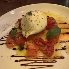 ブッラータチーズと高糖度トマトのカプレーゼ