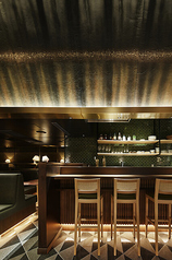 【京都スエヒロガリ】【カウンター席：7席】ライブ感あふれるカウンター席では、炭火が燃える音や香ばしい香りを五感でお楽しみいただけます。職人との会話も弾み、お料理がより一層美味しく感じられます。お一人様でじっくりと料理を堪能したい方におすすめです。