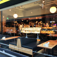 ゆったりとしたお席で1階と2階をご利用いただけます。