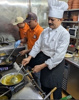 日替わりカレー作る従業員たち