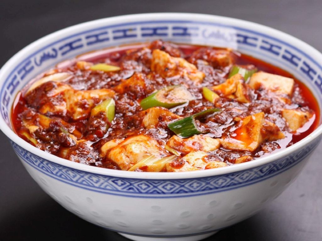 【人気No2】麻婆豆腐…本場のコクのある豆板醤と山椒が刺激的！