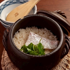 土鍋で炊き上げる鯛めし