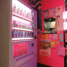 入店した瞬間にかわいい韓国の自販機が！！フォトジェニックな店内です☆