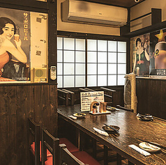 ご家族やご友人とのご利用に最適なテーブル席。広々とした空間で、周りを気にせずお食事や会話をお楽しみいただけます。お子様連れも大歓迎！みんなで自慢のやきとりを囲み、賑やかに過ごす時間に最適です。