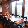 光が入る窓側のテーブル席もございます。