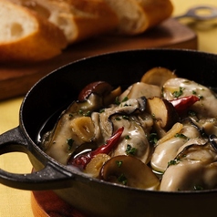 旨み濃厚牡蠣とキノコのアヒージョ~バゲット添え~