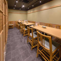 【4名様用テーブル席】友人同士の食事や、同僚との軽い飲み会に使いやすい4名様用テーブル席。程よく落ち着いた空間で、会話と食事をバランスよく楽しめるのが魅力です。アラカルトをシェアしながらの飲み会や、仕事終わりのリフレッシュにもぴったり。肩肘張らずに過ごせるので、日常使いのお店として重宝するお席です。