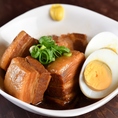 沖縄料理の定番中の定番！琉球王朝時代より今に伝わる豚肉料理の代表格。じっくり煮込まれた豚肉は驚くほどやわらかく、口の中でほろりとほどけます。コク深い味わいとほんのり甘辛い味付けが特徴で、ご飯との相性も抜群。沖縄の歴史と食文化を感じられる一品！