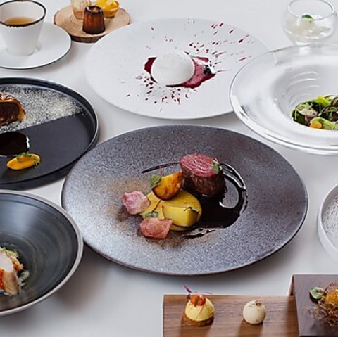 契約農家から届く旬の素材を活かし、五味・五感を刺激するひと皿をコースでご提供。