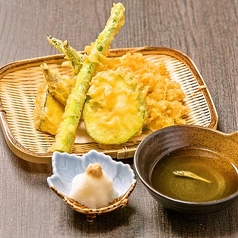 【名物揚げたて天ぷら】厳選された旬の野菜を贅沢に使用した「瀬戸内旬野菜盛り」はサクサクの食感が魅力♪の写真