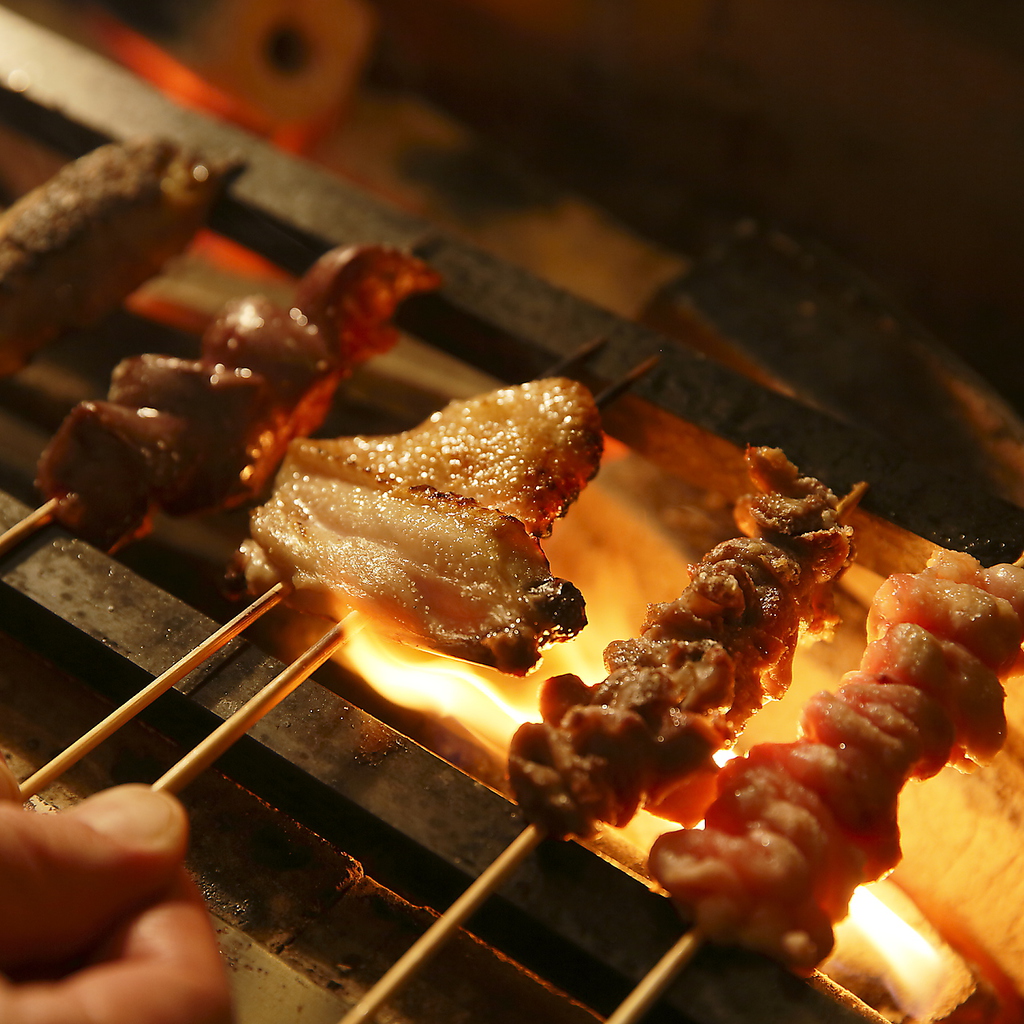 炭火で豪快かつ繊細に焼き上げる串はお酒との相性抜群。他ではなかなか味わえないプレミアム地鶏も◎