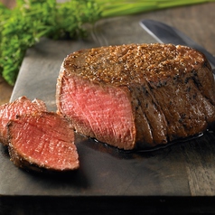 ボリューム満点の肉厚ステーキの写真
