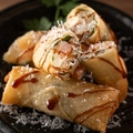 料理メニュー写真 シンバの春巻き～バルサミコソース～(エビ・いぶりがっこ・大葉・クリームチーズ)
