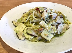 チキンとキノコのバジルクリームソース