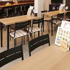 【テーブル席】4名様テーブルをデートなどで2名様でのご利用も可能です!よりゆったりとしたお席で中国の香辛料の効いたお料理とお酒をお楽しみいただけます♪