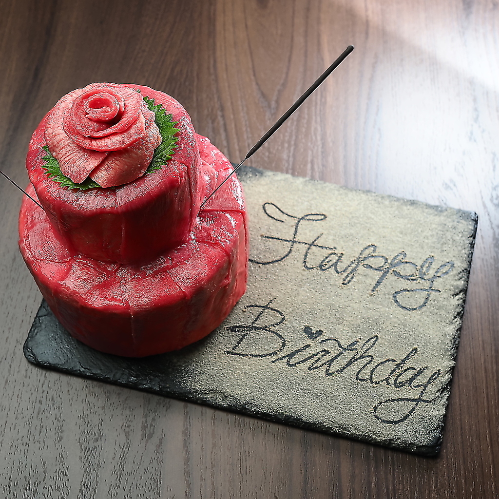 人気の肉ケーキや階段盛りなど記念日向けサプライズ演出が充実