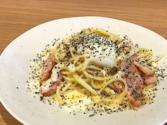 ベーコンと玉葱の温玉のせカルボナーラ