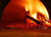 当店のピッツァは、高温で焼き上げる「本格薪窯焼き」のナポリピッツァです。
