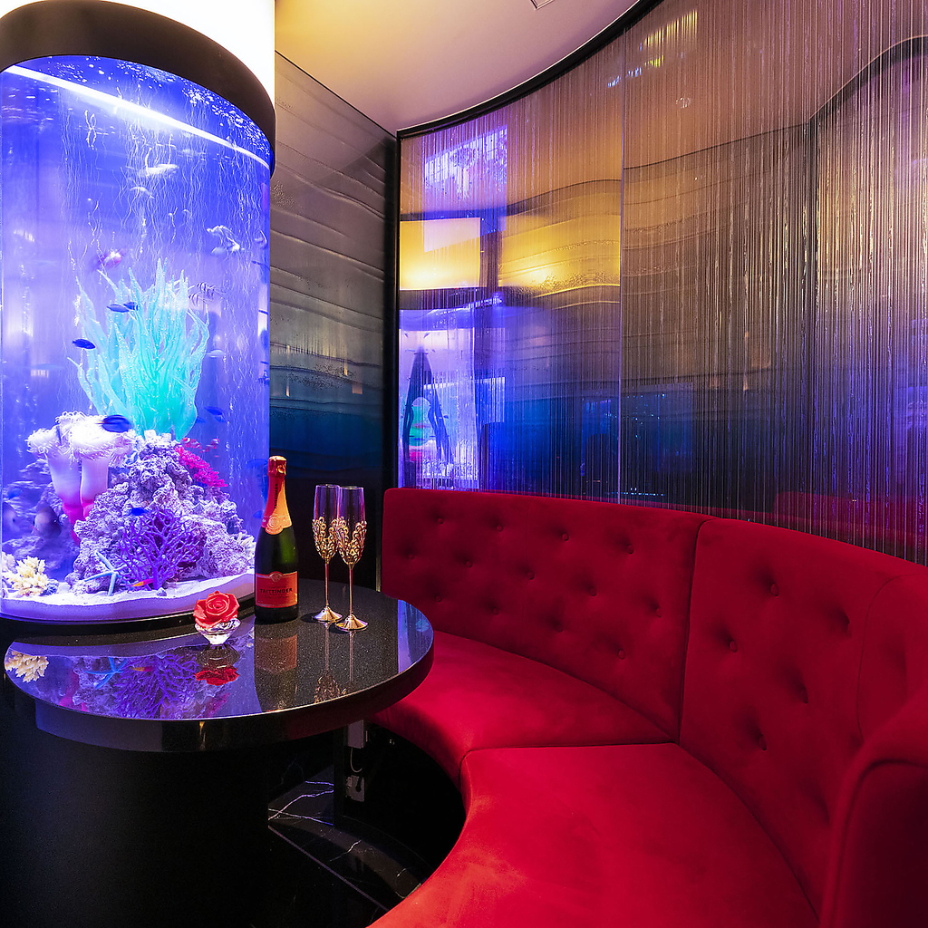 【 エレガントなカップル席 】美しく輝くアクアリウムが都会の喧騒を忘れさせるロマンある座席です。