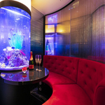 【 エレガントなカップル席 】美しく輝くアクアリウムが都会の喧騒を忘れさせるロマンある座席です。