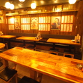 店内は、お一人様からグループまで誰にでも気軽に立ち寄ってもらえるよう昭和の大衆酒場を現代風にアレンジ。