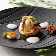 彩り鮮やかな料理は目でも楽しめる一皿