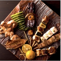 炭火で焼き上げる地鶏焼き鳥◎香ばしさと旨みが広がる。