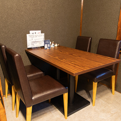 2階には4名様掛けと2名様掛けのテーブル席をご用意しております。