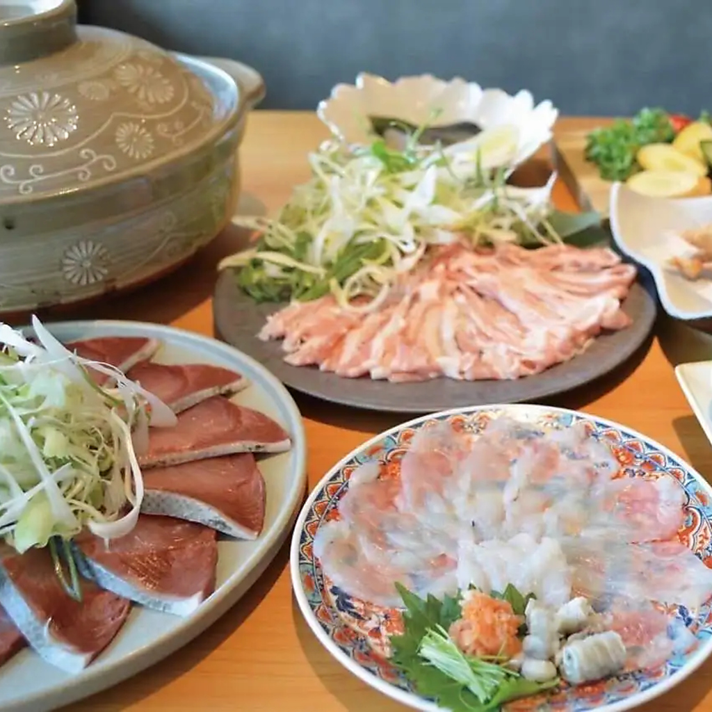 フグ料理の名品が詰まった特別コースを各種ご提供。飲み放題付きコースもご用意しています。