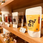 オーナーが気に入ったものを仕入れた全国の商品を物販いたします。食に関わる商品を置いております。